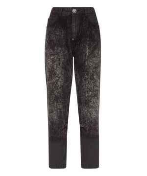 Entdecken Sie die Freude an der Eleganz mit der Five-Pocket-Denimhose mit Stone-Washed-Effekt, die sich durch einzigartige und wertvolle Details auszeichnet. Erfahren Sie mehr.                                                               Marmorierter Stone-Washed-Denim  PP-Hexagon auf einem auf der rechten Gesäßtasche aufgenähten Aufnäher aus Saffianleder  Einzelner schmuckvoller Metallknopf  Passform: Mom High Rise