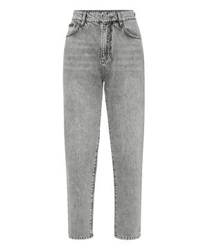 Sie wollen auffallen? Dann empfehlen wir Ihnen diese 5-Pocket-Hose aus steingewaschenem Denim mit einzigartigen und wertvollen Details. Erfahren Sie mehr.                                                                Denim   Gebrauchte Waschung   Schmuckring an der Gürtelschlaufe in der hinteren Mitte   Logo auf dem Rücken   Einzelner Metall-Juwelenknopf   Passform: Mom