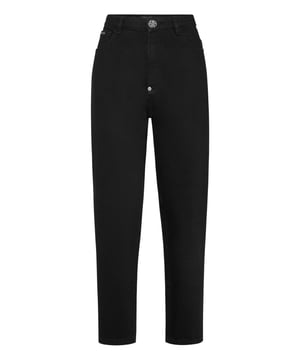 Sie wollen auffallen? Dann empfehlen wir Ihnen diese 5-Pocket-Hose aus steingewaschenem Denim mit einzigartigen und wertvollen Details. Erfahren Sie mehr.                                                                Denim   Gebrauchte Waschung   Schmuckring an der Gürtelschlaufe in der hinteren Mitte   Logo auf dem Rücken   Einzelner Metall-Juwelenknopf   Passform: Mom