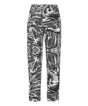 Wenn Sie originell sein wollen, empfehlen wir Ihnen diese 5-Pocket-Hose aus Denim mit einem maßgeschneiderten Aufdruck. Erfahren Sie mehr.                                                                Denim mit Tribal-Zirkus-Aufdruck    PP-Hexagon auf einem auf die rechte Gesäßtasche aufgenähten Saffianleder-Patch   Einzelner Schmuckknopf aus Metall   Zwei-Nadel-Nähte    Passform: Mom