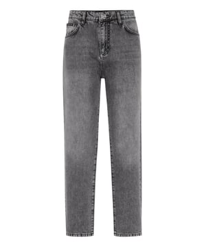 Diese Denim-Hose in Mom-Fit-Passform bringt mühelose Struktur mit charakteristischer Schärfe. Stylen Sie sie mit einem taillierten Oberteil oder einem übergroßen Blazer für eine ausgewogene, gehobene Silhouette.   Hohe Taille mom fit bietet eine schmeichelhafte, Vintage-inspirierte Form.   Denim aus reiner Baumwolle bietet Struktur mit atmungsaktivem Komfort   Sechseckige Metallplakette setzt einen auffälligen Markenakzent   Leichte Verjüngung am Bein unterstreicht moderne Proportionen   Entworfen für den Alltag mit einem kultigen Luxus-Finish
