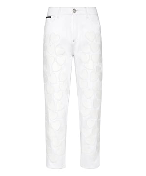 ¿Quiere destacar? Entonces, le sugerimos estos pantalones vaqueros de 5 bolsillos lavados a la piedra con detalles únicos y preciosos. Descubra más.                                                                Tejido vaquero lavado a la piedra    Parches de cuero en forma de corazón cosidos por toda la parte delantera   Hexágono de PP en un parche de cuero saffiano cosido en el bolsillo trasero derecho   Único botón joya de metal Ajuste: Mom High Rise