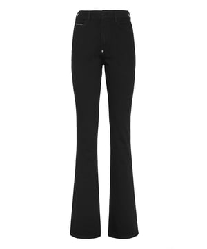 Stretch stone washed denim 5 pocket broek met het lurex borduursel van Skull&Bones op de achterzakken. Enkele metalen knoopsluiting. Pasvorm: High Waist Flare.