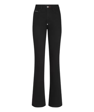 Stretch stone washed denim 5 pocket broek. Enkele metalen knoopsluiting. Het merklabel is achterop de tailleband genaaid. Pasvorm: Flare.