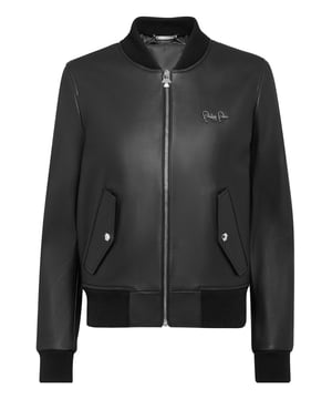 Bómber de cuero que presenta la firma de Philipp Plein hecha de pedrería en la espalda. Cierre de cremallera y dos bolsillos con solapa y botones de presión. Dobladillos de punto de canalé. Forro acolchado con rombos.