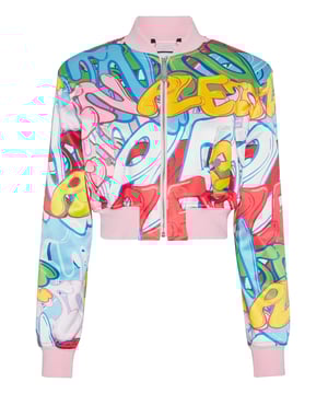 El estilo de Plein añade un toque irónico a esta cazadora bomber de raso estampada. Más información.  Satén de alto brillo con estampado Bombing Graffiti   PP Hexagon sobre un parche de cuero saffian cosido en el canesú   Cierre de cremallera  Dos bolsillos con solapa   Cuello, puños y dobladillo inferior de punto acanalado.   Forro interior acolchado con rombos