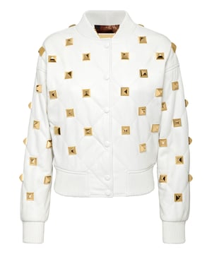 Tachuelas  Chaqueta bomber de cuero acolchado a rombos con tachuelas. Tapa con botones de presión. Dobladillos de piel en punto de canalé. Forro de matelassé moteado.