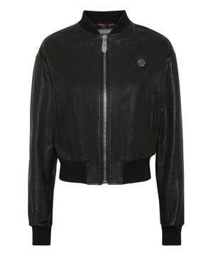 Añada una nota rockera a su look con esta cazadora bomber de suave napa.   Napa   Parche con logotipo cosido en el pecho izquierdo   Cierre de cremallera   Dobladillos de punto elástico   Forro moteado   Ajuste a la figura
