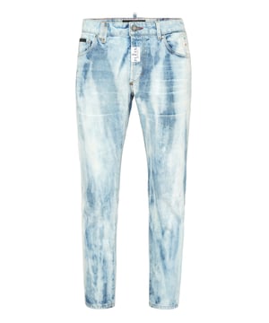 Hier ist eine neue Art, die klassische 5-Pocket-Denim-Hose neu zu definieren. Wählen Sie die Einzigartigkeit des Stils von Plein.                                                                Tie-Dye-Denim   Aufgenähtes Logo auf der Rückseite   Einzelner Metallknopfverschluss   Passform: Skinny