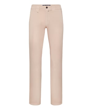Tiempo libre con estilo. Echa un vistazo a los pantalones chinos de gabardina de esta temporada. Descubre más.   Gabardina de algodón   Bolsillos con abertura   Monograma bordado en el bolsillo trasero derecho   Botón de cuerno simple   Ajuste: Regular