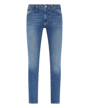 Mit dieser schlanken Slim-Fit-Jeans können Sie mühelos von lässigem Tages-Chic zu einem eleganten Abend-Look wechseln. Perfekt geschnitten, um sowohl Stil als auch Komfort zu bieten, ist sie ein unverzichtbares Stück für jede moderne Garderobe.    Slim-Fit Schnitt für eine schmeichelhafte, stromlinienförmige Silhouette.   Premium Stretch-Denim sorgt für Komfort und Haltbarkeit.   Klassisches Five-Pocket-Design für zeitlose Attraktivität.   Minimalistische Hardware für einen raffinierten, vielseitigen Look.   Maßgeschneidert für vielseitiges Styling, von leger bis formell.