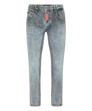 Para su outfit le recomendamos estos vaqueros con elementos preciosos.                                                               Denim de desgaste   Parche con logotipo cosido en el bolsillo trasero derecho   Cierre con un solo botón metálico   Ajuste: Skinny
