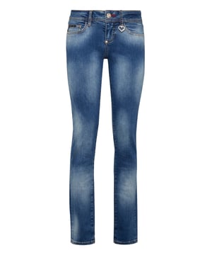 Simples y básicos estos pantalones de 5 bolsillos de denim lavado a la piedra son el mejor suplemeto para cualquier indumetaria tuya. El corazón hecho en cristales de strass se aparece cerca al bolsillo izquierdo frontal. Cierre de un solo botón metálico. El logo hexagonal icónico está cosido en el bolsillo derecho de la parte trasera. Bajo: 30 cm. Corte: Slim.