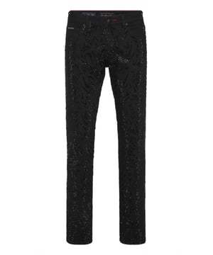Olvídese de la rutina y elija algo totalmente original como estos vaqueros de fuerte carácter.                                                                 Denim con efecto desgastado   Decoración de pedrería   Un solo botón de metal   Parche con logotipo cosido en la parte trasera   Ajuste: Super Straight