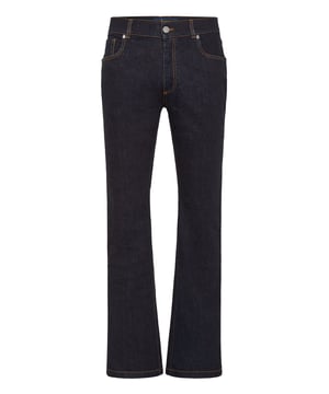 El cocotero, el auténtico leitmotiv de esta temporada, se presenta en estos pantalones de denim desgastado de cinco bolsillos. La palmera y el monograma de la firma aparecen bordados en varios colores en el bolsillo trasero derecho. La cremallera y el botón de metal de la cintura presentan el blasón de la firma. Etiqueta de piel con estampado laminado adherida en la parte posterior. Costuras de color tabaco. Corte: Regular. Bajo: 22 cm.