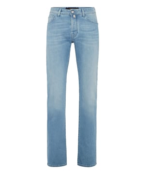 Tiempo libre con estilo. Eche un vistazo a los pantalones vaqueros de 5 bolsillos de esta temporada. Descubra más.  Tejido vaquero lavado a la piedra   Monograma bordado en el bolsillo trasero derecho   Botón metálico único   Etiqueta de cuero aglomerado cosida en la cinturilla trasera   Remaches en forma de insignia   Ajuste: Regular