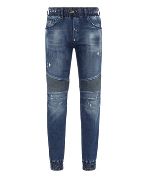 Salga de la rutina habitual y elija algo realmente original como los pantalones vaqueros estilo jogger de cinco bolsillos.                                                                 Tejido vaquero lavado a la piedra con desgaste colocado   Canalé   Hexágono de PP en un parche de cuero saffiano cosido en el bolsillo trasero derecho   Cintura elástica con cordón de ajuste   Puño inferior elástico   Ajuste: Jogging