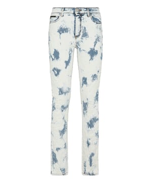 Muestre su silueta con estos pantalones de 5 bolsillos confeccionados en denim elástico lavado a la piedra con desgastes. Disfrute de un solo botón joya en la cintura y del Hexágono PP cosido en el bolsillo trasero derecho. Costura de pespunte doble. Corte: Regular.