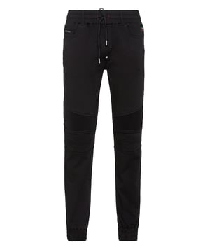 Pantalones de denim elástico lavado a la piedra de 5 bolsillos con inserciones de canalé. Cintura elástica con cordón de ajuste. El hexágono PP en un parche de cuero saffiano está cosido en el bolsillo trasero derecho. Corte: Jogging.