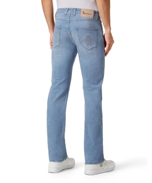 Añada algo informal y original a su atuendo. Le sugerimos estos pantalones vaqueros de 5 bolsillos. Descubra más.                                                                Tejido vaquero lavado a la piedra   Escudo bordado en el bolsillo trasero derecho   Botón metálico sencillo   Etiqueta de cuero aglomerado cosida en la cinturilla trasera   Remaches en forma de insignia   Ajuste: Regular