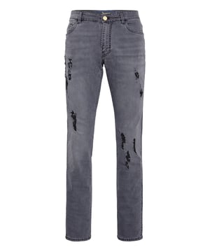 Billionaire mantiene el icono de su firma: el blasón. Estos pantalones de denim desgastado de cinco bolsillos presentan el símbolo de la firma bordado en un parche grabado en una etiqueta de metal cosida en el bolsillo trasero derecho. Presentan detalles deshilachados y efecto desgastado que adornan la prenda. Cierre de cremallera y botón metálico con el emblema de la firma. Etiqueta de piel con estampado laminado adherida en la parte posterior. Costuras de color tabaco.  Corte: Bajos Super Straight: 18 cm.