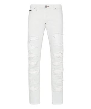 Für Ihr Outfit empfehlen wir diese 5-Pocket-Hose aus Denim mit edlen Elementen.                                                                Stone Washed Denim mit wear-und-tear und Rissen   Risse mit Pythonhaut-Patches geflickt   Einzelner Metallknopf   PP-Hexagon auf einem Lederpatch auf der rechten Gesäßtasche aufgenäht   Passform: Super Straight