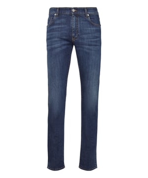 Estos pantalones de denim elástico desgastado de cinco bolsillos presentan el monograma de la firma bordado de estilo barroco en el bolsillo trasero derecho. La cremallera y el botón de metal de la cintura presentan el blasón de la firma. Etiqueta de piel con estampado laminado adherida en la parte posterior. Costuras de color tabaco. Corte: Super Straight. Bajo: 18 cm.
