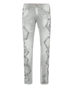 con cristales  Forget about the routine and choose something totally original like these jeans with a strong character.                                                                 Used effect denim    Rhinestones decoration   Single metal button   Logoed patch sewn on the back   Leather label sewn on the back   Fit: Super Straight