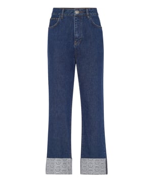 Herdefinieer uw denim collectie met deze luxe loose fit denim broek, prachtig gedetailleerd met monogram manchetten om Philipp Plein's iconische verfijning te belichamen.   Premium katoenen denim zorgt voor ontspannen comfort en duurzaamheid.   Onderscheidende monogram manchetten voor kenmerkende luxe uitstraling.   Los silhouet zorgt voor een fashion-forward, ontspannen elegantie.   Moeiteloos te stylen met hakken voor verfijning of sneakers voor casual chic.   Belichaamt Philipp Pleins eigentijdse benadering van tijdloze denim.
