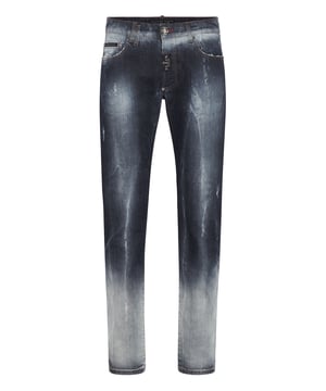 Para su conjunto le recomendamos estos pantalones vaqueros de 5 bolsillos con el icónico Hexágono PP.                                                                Tejido vaquero elástico lavado a la piedra.   Lavado desgastado   Rasgaduras colocadas y desgaste por el uso   Botón metálico único   Hexágono PP en una insignia de cuero saffiano cosida en el bolsillo trasero derecho   Ajuste: Súper recto