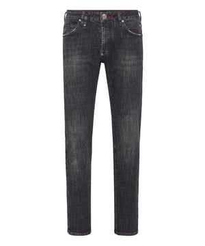 Para tu outfit te recomendamos estos pantalones vaqueros de 5 bolsillos con elementos especiales.                                                                 Tejido vaquero lavado a la piedra con desgaste   Botón metálico único   Hexágono PP en una insignia de piel cosida en el bolsillo trasero derecho   Ajuste: Super recto