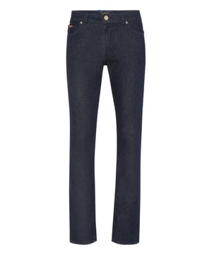 Añada algo informal y original a su atuendo. Le sugerimos estos pantalones vaqueros de 5 bolsillos. Descubra más.                                                               Tejido vaquero elástico lavado a la piedra  Etiqueta metálica Crest on cosida en la parte trasera  Botón metálico sencillo  Remaches en forma de insignia  Bragueta con cremallera  Ajuste: Súper recto