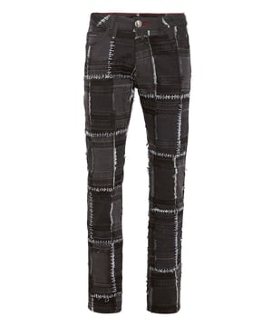 Escapa de la rutina y elige algo realmente único, como estos pantalones vaqueros patchwork de 5 bolsillos.                                                                 Denim    Patchwork con costuras llamativas    Marca bordada en la parte trasera    Botón metálico único    Hexágono PP en una insignia de cuero saffiano cosido en el bolsillo trasero derecho    Ajuste: Super Straight