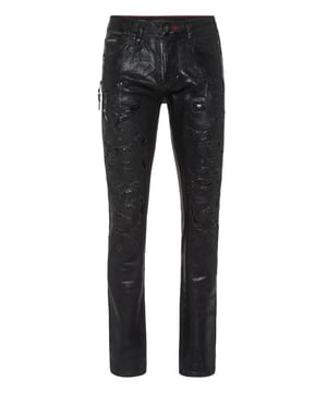 Para su conjunto le recomendamos estos pantalones vaqueros de 5 bolsillos con elementos preciosos.                                                                 Tejido vaquero revestido con desgaste y rasgaduras   Desgaste remendado con parches enjoyados   Dos cremalleras decorativas   Un solo botón metálico   Hexágono de PP en un parche de cuero cosido en el bolsillo trasero derecho   Ajuste: Rock Star