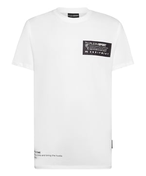 Ein wenig genügt, um Ihren Stil auch beim Training oder Joggen zu personalisieren. Finden Sie es mit diesem T-Shirt heraus.   Maximaler Komfort dank der natürlichen Flexibilität von Baumwolljersey   Aufgedruckter Markenschriftzug auf der Vorder- und Rückseite   Rippstrick-Ausschnitt   Zwei-Nadel-Nähte an den Säumen