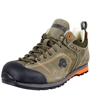 GUGGEN Mountain Herren Wander- und Trekkingschuhe HPT53
Ein sportliches Design und eine stilvolle Optik lassen sich nicht miteinander kombinieren? Falls du dieser Meinung sein solltest, lohnt sich ein Blick auf dieses Modell, um dir das Gegenteil zu beweisen.

Die Designer von Guggen Mountain haben sich hier etwas ganz Besonderes einfallen lassen und ein lässiges Design mit einem hohen Nutzerkomfort kombiniert. Das Ergebnis? Ein Zustiegsschuh, der mit einer hohen Steifigkeit aufwartet und daher super für Wanderungen und mittlere Bergtouren geeignet ist.

Mit diesem Modell bist du nicht nur sportlich, sondern auch stilvoll unterwegs. Dank des ansprechenden, weitestgehend schlicht-neutralen Designs kannst du diesen Schuh auch super mit vielen verschiedenen Freizeitlooks kombinieren und immer wieder neu in Szene setzen.

Gerade dann, wenn du es liebst, deinen Körper im Rahmen verschiedener Wanderungen immer wieder neu zu fordern, hast du mit diesem Schuh den passenden Partner gefunden. Er erweist sich als außergewöhnlich robust und stellt zudem keine besonders hohen Anforderungen, wenn es um Pflege und Reinigung geht. Das macht ihn zu einem perfekten Begleiter… auch an Tagen, an denen sich die Sonne hinter den Wolken versteckt. Das hochwertige Material passt sich an deinen Fuß an und bietet dir, sowohl nach den ersten als auch auf den letzten Metern, einen hohen Komfort. Ein zusätzlicher Blickfang: die Schnürsenkel in neongelb!

Wasserdicht, dank neuerster MembraneVerstärkten FersenbereichVerstärkte Schuhspitze mit GummikappeGeringes Gewicht von nur 370g (ein Schuh Größe EU 41)Außenhaut aus LederGefertigt in der EUVibram Sohle, Typ FRICTON MICROZustiegsschuh.