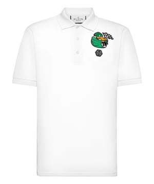 Discover the originality of this cotton piqué short sleeve polo shirt decorated with the Brand’s iconic elements.   Cotton piqué   Embroidered patch   Logoed patch sewn at left chest   Logoed buttons   Rib knit collar and cuffs    Two side slits