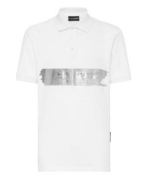 Descubre la versatilidad natural del polo, que lo convierte en la opción perfecta tanto para tus aventuras al aire libre como para tu tiempo de ocio.   Máxima comodidad gracias a la flexibilidad natural del piqué de algodón   Cuello con botones   Las impresiones en lámina decoran la prenda   Parche de tigre engomado cosido en el canesú   Dobladillo inferior cosido a dos agujas
