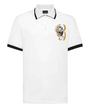 Este refinado polo combina sin esfuerzo el estilo informal con detalles de lujo, lo que lo convierte en una opción versátil tanto para conjuntos relajados como elegantes. Su confección de primera calidad garantiza una comodidad excepcional y un atractivo atemporal.   Confeccionada en algodón de alta calidad para un ajuste suave y transpirable.   Presenta atrevidos detalles bordados para un toque llamativo y característico.   El cuello y los ribetes de las mangas en contraste añaden un acento refinado y a medida.   La clásica tapeta de botones realza la silueta atemporal del polo.   Perfecto para combinar con chinos o vaqueros y lucir un look informal.