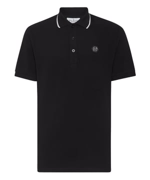 con cristales  Un clásico también puede tener un giro alternativo. Compruebe cómo hemos revolucionado el polo de piqué    Algodón piqué   La versión Paisley de la icónica calavera lleva pedrería en la espalda   Hexágono PP en un parche de cuero saffiano cosido en el pecho izquierdo   Cuello basculante   Cuello y puños de punto elástico   Dos aberturas laterales