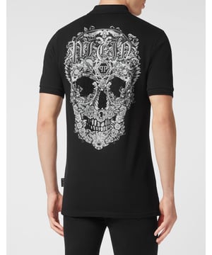 Descubra la originalidad de este polo de manga corta de piqué de algodón decorado con la icónica calavera.   Algodón piqué   El icónico estampado Skull barroco de pedrería en la espalda   Hexágono PP en un parche de piel saffiano cosido en el pecho izquierdo   Botones con logotipo   Cuello y puños de punto de canalé Chevron   Dos aberturas laterales