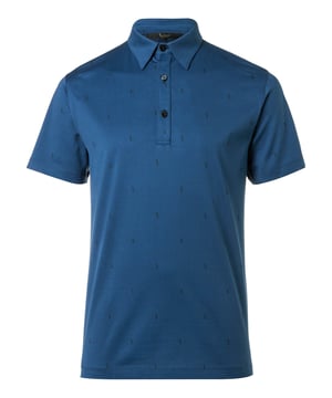 Polo de algodón jersey mercerizado. Botones cuadrados de nácar. Logotipo estampado en toda la prenda. Bordado en el canesú trasero. Dos aberturas laterales.