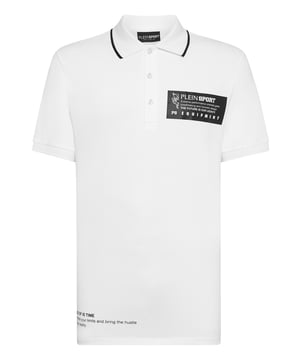 Entdecken Sie die natürliche Vielseitigkeit des Poloshirts, die es zur perfekten Wahl sowohl für Ihre Outdoor-Abenteuer als auch für Ihre Freizeit macht.   Maximaler Komfort dank der natürlichen Flexibilität von Baumwollpiqué.   Aufgedruckter Markenschriftzug auf der Vorder- und Rückseite   Aufknöpfbarer Kragen   Rippstrickkragen und Manschetten   Zwei-Nadel-Nähte am unteren Saum