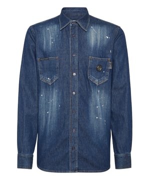Añada un toque de singularidad a su look con esta camisa vaquera con una de las decoraciones icónicas de la marca. Descubra sus características.   Tejido vaquero lavado a la piedra con desgaste y rasgaduras   Dos bolsillos de parche   Parche Skull & Bones con bordes crudos cosido en la espalda   Hexágono PP en un parche de piel saffiano cosido en el pecho izquierdo   Cierre con botones   Dobladillo curvado