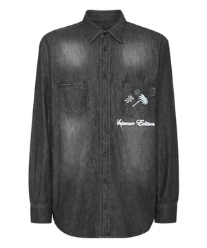 Añade un toque de singularidad a tu look con esta camisa vaquera. Descubre sus características.   Tejido vaquero usado   Dos bolsillos de parche   Bordado en el pecho izquierdo y canesú   Cierre de botones   Dobladillo curvado.