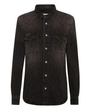 Añada un toque de singularidad a su look con esta camisa vaquera. Descubra sus características.   Tejido vaquero lavado a la piedra   Costuras de color en contraste    Dos bolsillos de parche con solapa   Cierre con botón joya metálico   Dobladillo curvado