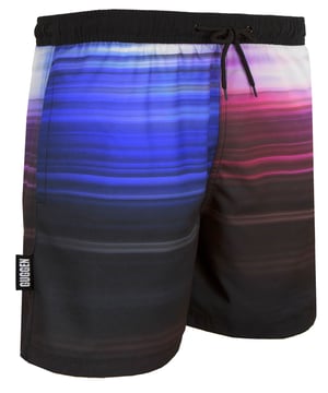 Entdecke die hochwertige Badehose von GUGGEN MOUNTAIN, perfekt für entspannte Strandtage und actionreiche Wassersport-Abenteuer. Hergestellt aus 100% Polyester, überzeugt sie durch schnelltrocknendes Material und eine besonders langlebige Verarbeitung – ideal für den täglichen Einsatz im Wasser und an Land.

Für zusätzlichen Komfort sorgt eine integrierte Innenhose aus reißfestem Netzgewebe, ebenso wie die zwei praktischen Seitentaschen – alle mit robuster Doppelnaht gefertigt. Der breite elastische Bund mit Kordelzug garantiert optimalen Halt bei jeder Bewegung – ob beim Schwimmen, Surfen oder Beachvolleyball.

Mit ihrem modernen und sportlichen Design ist diese Badehose nicht nur funktional, sondern auch optisch ein echter Hingucker – ganz im Stil von GUGGEN MOUNTAIN.

Pflegehinweis: Waschbar bei 30 °C