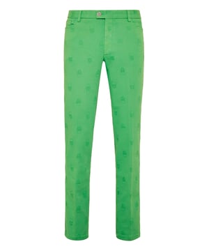 Añada una pizca de singularidad Plein a su look. Eche un vistazo a estos pantalones de algodón con 5 bolsillos.   Gabardina de algodón elástico.   La icónica calavera está bordada por todo el pantalón en un color a juego   Un solo botón metálico   Hexágono de PP en un parche de cuero saffiano cosido en el bolsillo trasero derecho   Ajuste: Chinos
