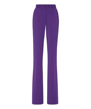 La elegancia de los pantalones acampanados es indiscutible. Véa este modelo diseñado para la nueva temporada.   Cady de poliéster elástico   Botón único forrado con logotipo bordado   Bolsillos con aberturas