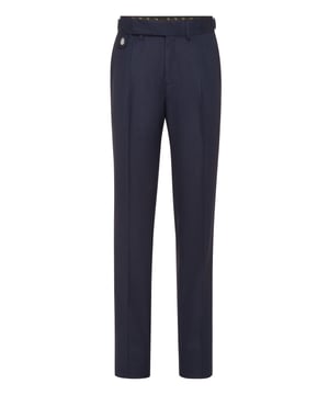 Los pantalones de corte clásico son un imprescindible que todo armario masculino debería tener. Le sugerimos estos pantalones de lana tejida con pliegues. Descubra sus características.  Lana tejida ojo de perdiz  Cintura con cierre oculto  Dos tiras con hebilla cosidas en la cintura  Bolsillos con aberturas